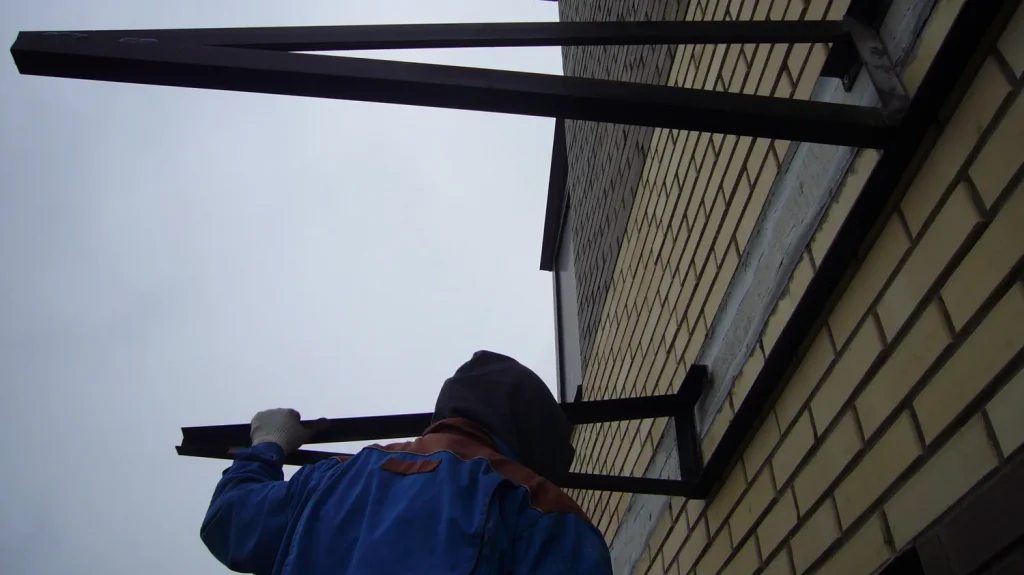 Крыша на балкон: особенности установки
