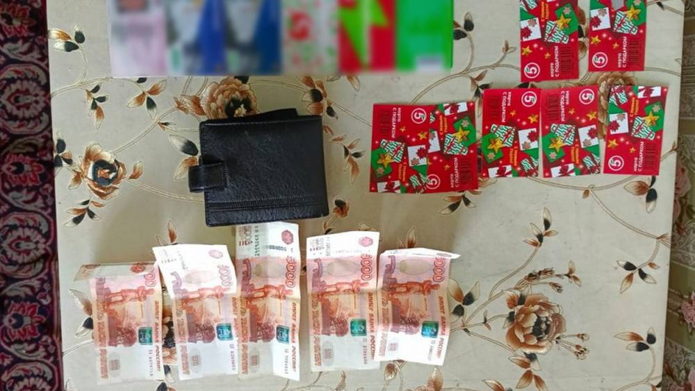 В Брянске задержана женщина, укравшая из незапертой квартиры деньги и карты банков