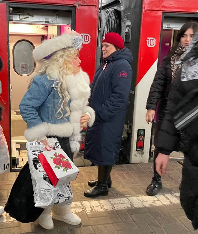 Поразившая всех Снегурочка вышла сегодня из брянского поезда в Москве на Киевском вокзале