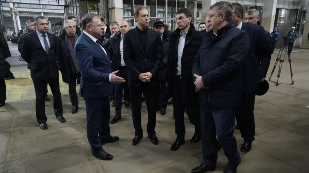 Глава Брянской области Богомаз и министр Мантуров посетили заводы Брянской области