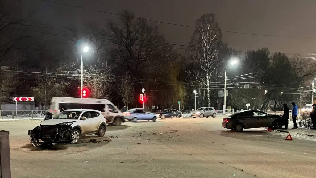 На перекрестке возле Брянского государственного университета разбились два автомобиля