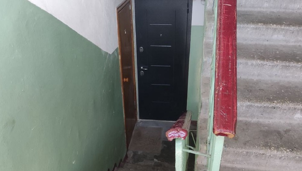 Появились первые фото с места гибели зарезанного 19-летней девушкой парня в Брянске