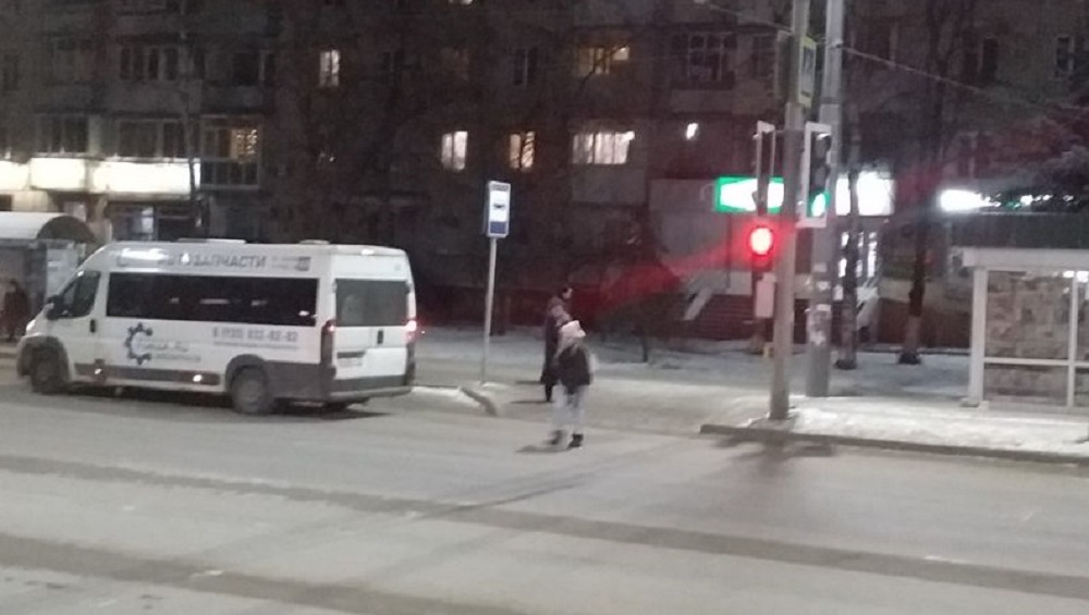 В Брянске на «Берёзке» светофор из-за сломанной кнопки вызова стал опасным для пешеходов
