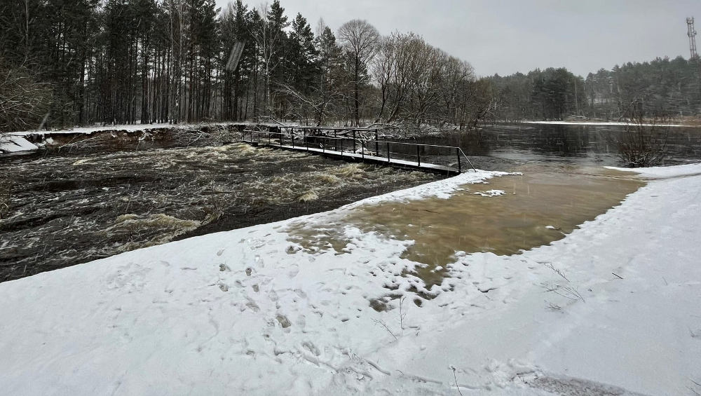 Возле Белобережского санатория разбушевавшаяся река Снежеть едва не снесла плотину