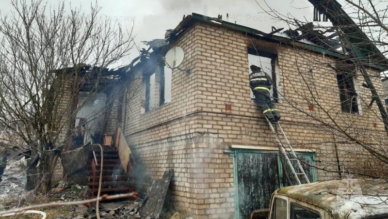 В Мглине Брянской области днем сгорел частный кирпичный дом