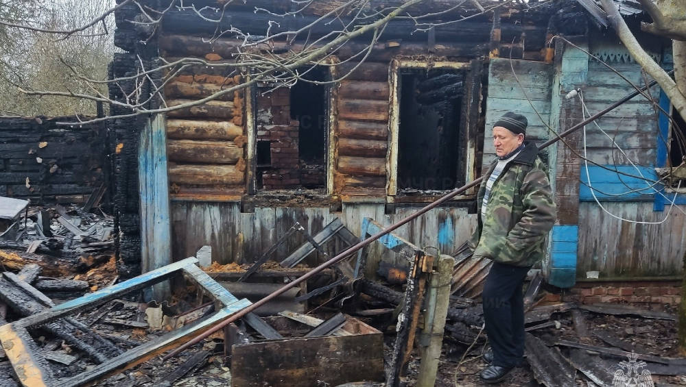 Житель деревни в Брянской области спас из огня пожилую женщину