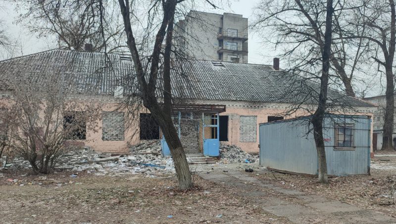 В Брянске обратили внимание на заброшенный дом с кучей мусора вблизи гимназии №4