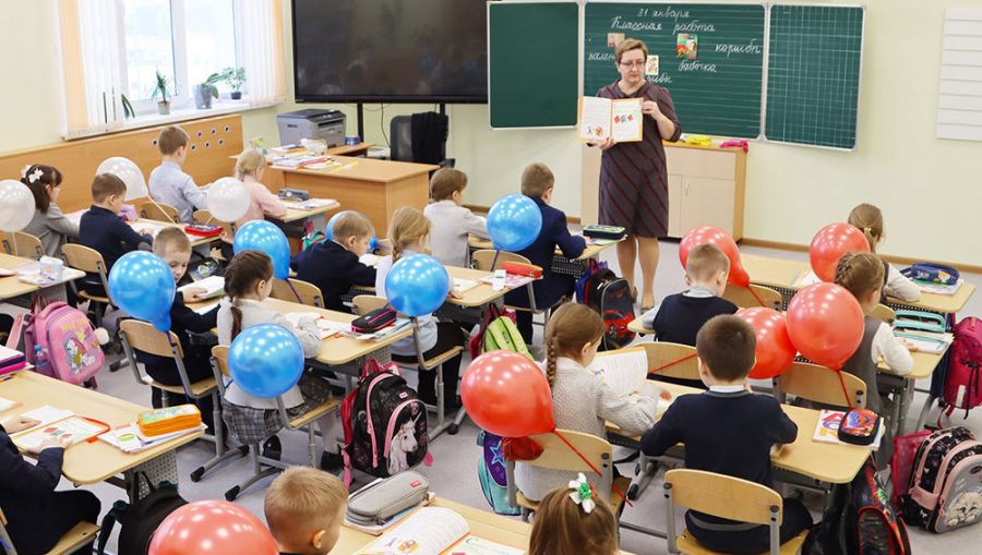 В Брянске в первый день в новую школу № 72 в 4 микрорайоне пришли на уроки 702 учащихся