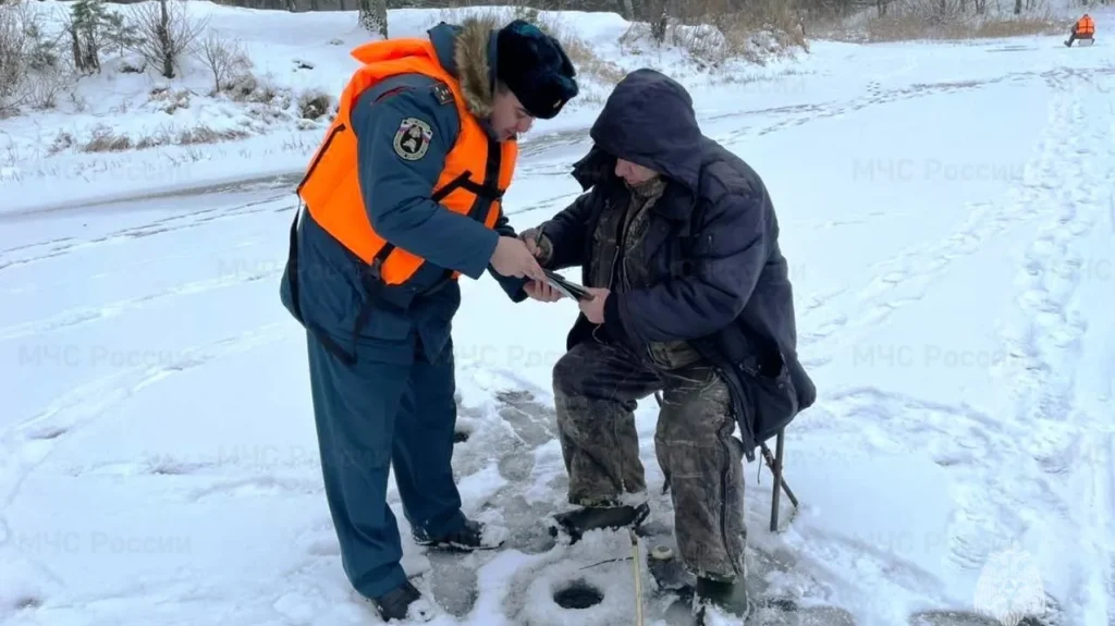 Заядлых брянских рыбаков не испугал тонкий 8-сантиметровый лед на январской Десне