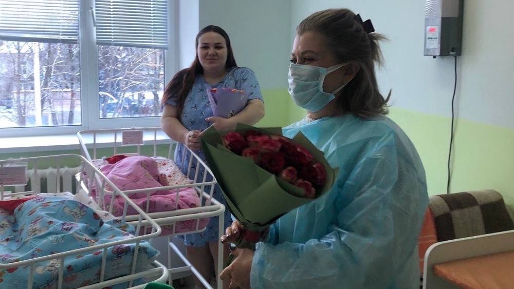 Представители власти поздравили в брянском роддоме появившихся на свет 7 января малышей