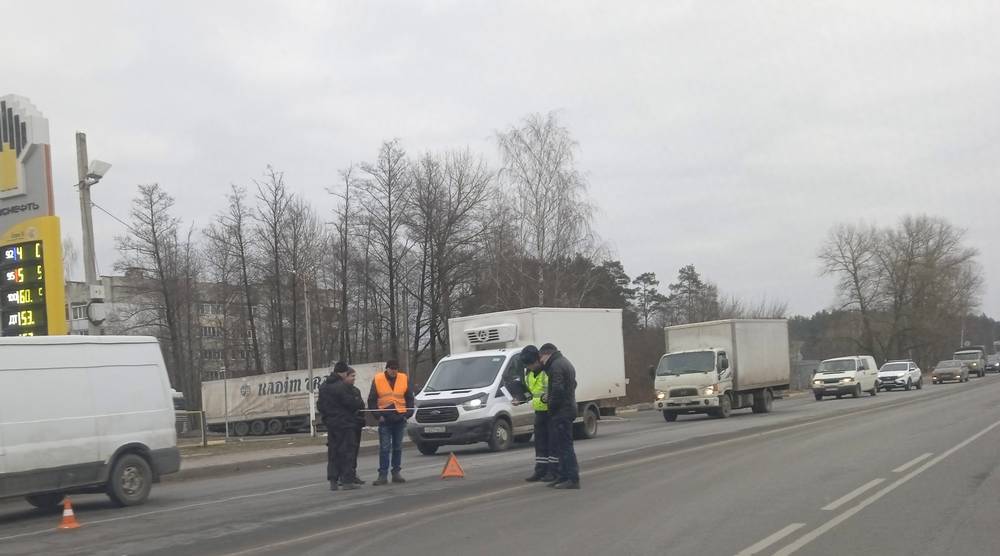 В Брянске возле АЗС «Роснефть» зазевавшийся водитель автомобиля совершил таран