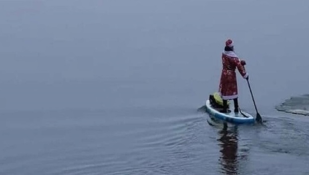 Жителей Брянска поразил плывший на сапе по реке Десне Дед Мороз