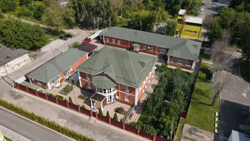 В Брянске владелец окруженного высотками особняка решил продать его за 310 млн рублей