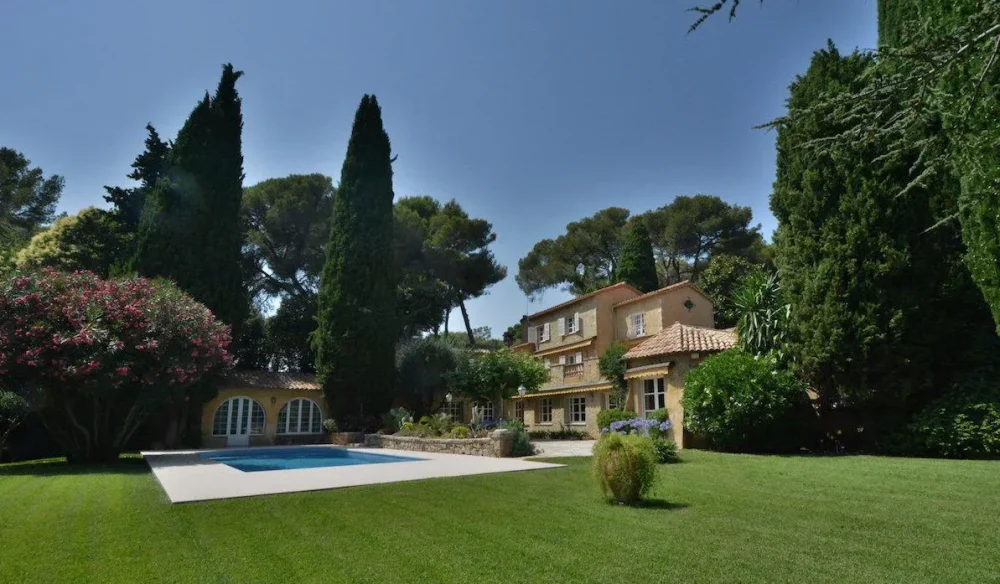 В Брянске владелец окруженного высотками особняка решил продать его за 310 млн рублей