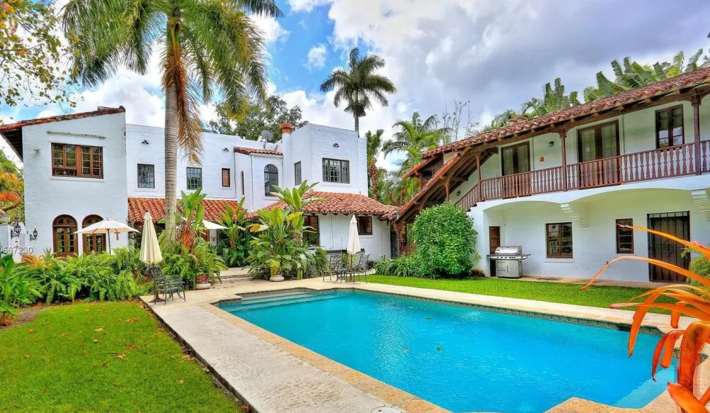 В Брянске владелец окруженного высотками особняка решил продать его за 310 млн рублей