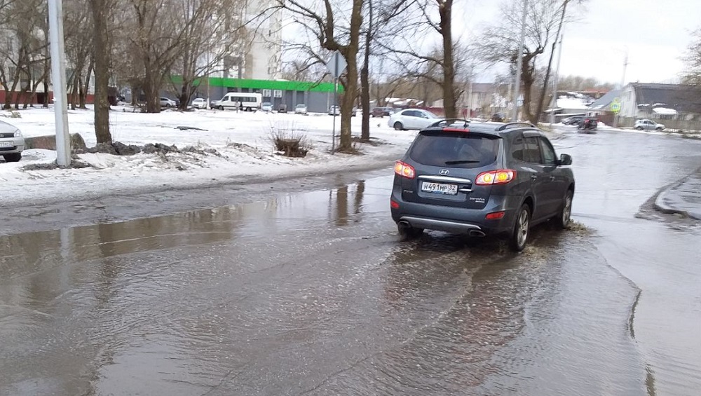 В Бежицком районе Брянска недавно обновлённая дорога в переулке Металлистов ушла под воду