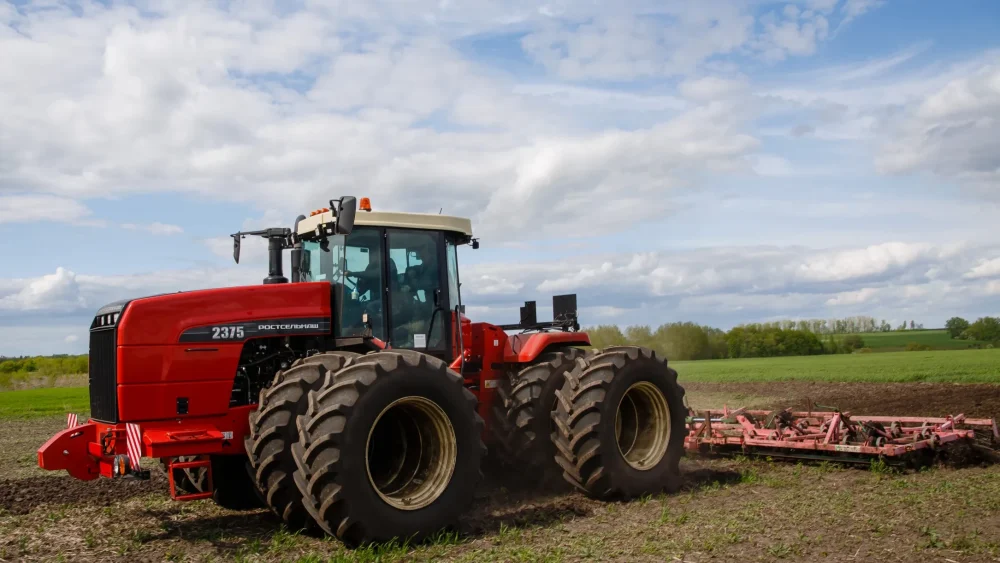«Универсальная, мощная и надежная»: соседи брянских аграриев посоветовали выбирать сельхозтехнику Ростсельмаш