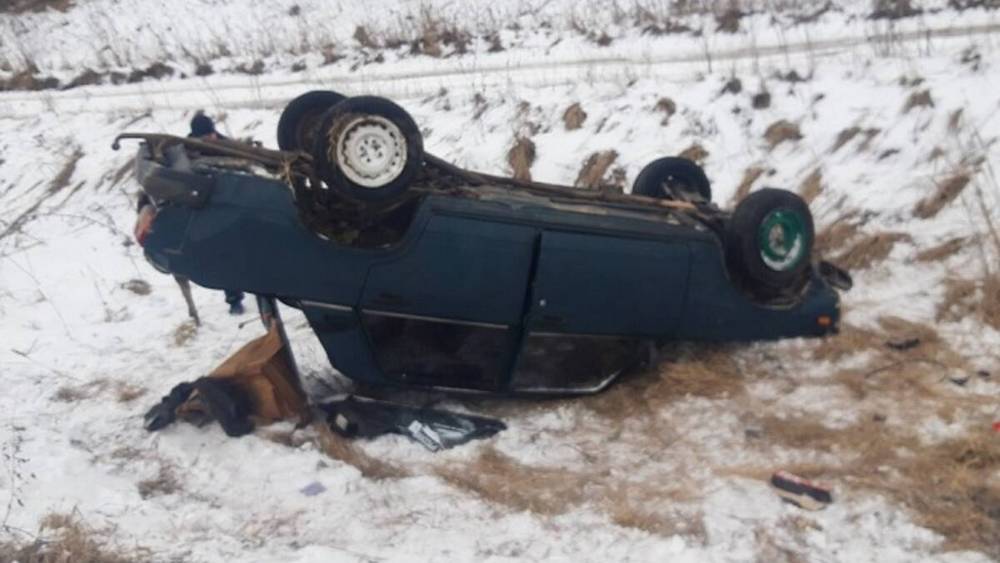 В Трубчевском районе Брянской области автомобиль слетел с дороги в кювет и перевернулся