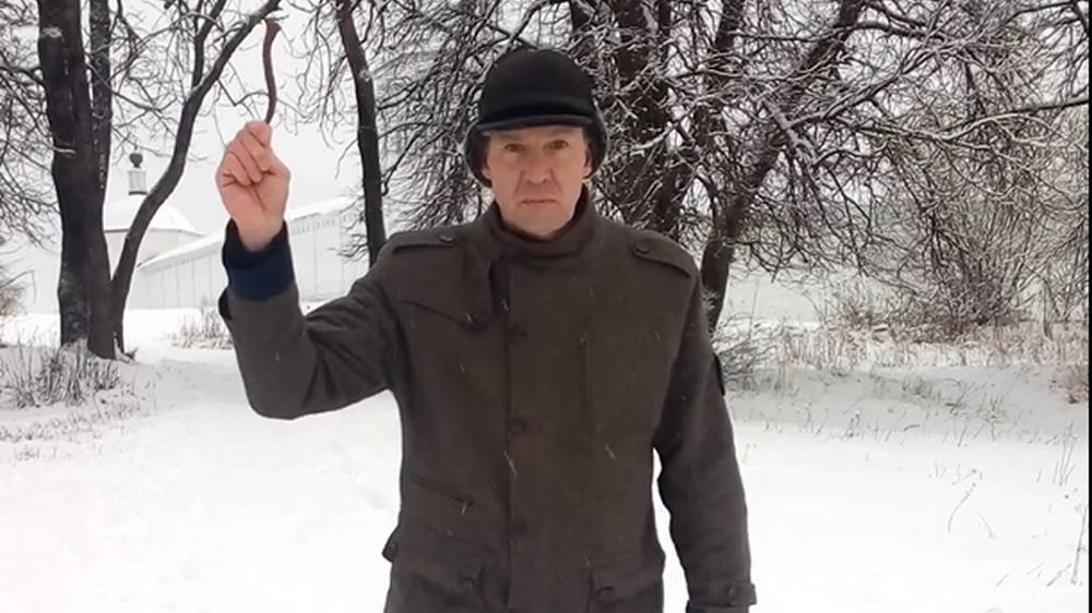 Брянский блогер Николай Антоненко нашел на лесной тропинке кочедык для плетения лаптей