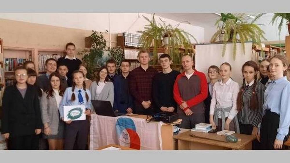 Брянские школьники встретились с поэтом и поисковиком Михаилом Усановым