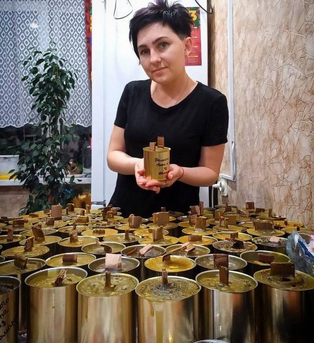 Жительница поселка Комаричи Брянской области Юлия Васичкина изготовила 110 окопных свечей