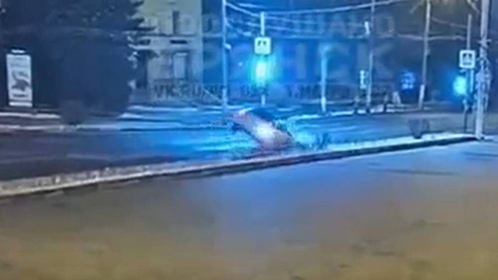 В Брянске задержали водителя «Мазды», перевернувшейся на площади Партизан