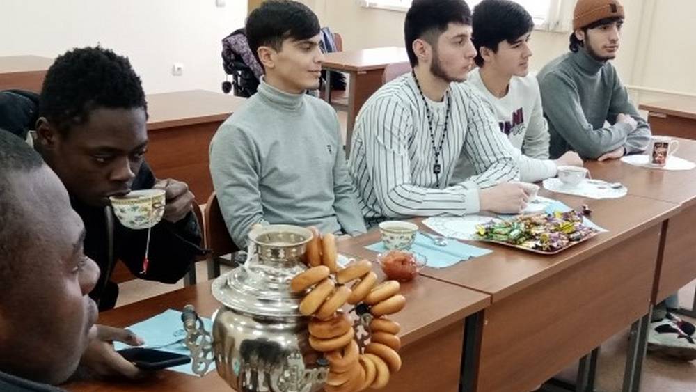 В Брянске иностранных студентов БГТУ познакомили с чайными традициями народов мира