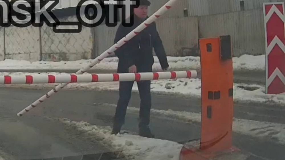 Возле вокзала Брянск-Орловский мужчина сломал шлагбаум перед платной стоянкой