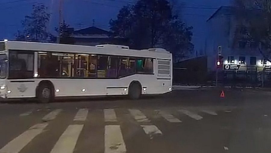 В Бежицком районе Брянска легковой автомобиль врезался в автобус на улице Литейной