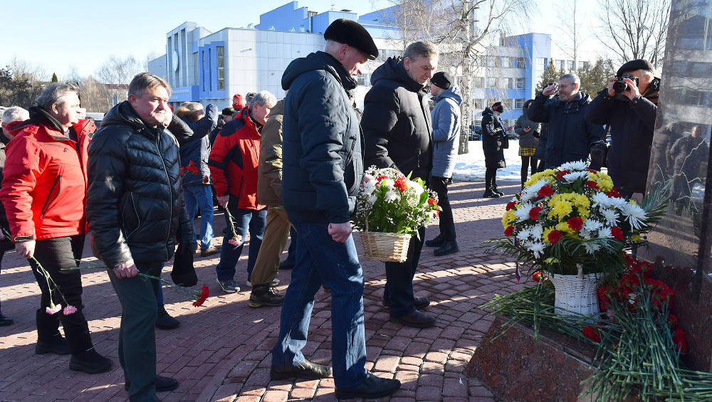 В Брянске почтили на аллее Славы подвиг воинов-интернационалистов
