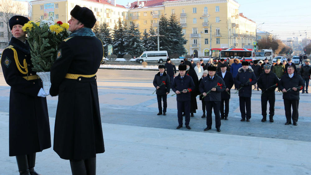 Губернатор Богомаз и статс-секретарь МВД Зубов возложили цветы к Вечному огню в Брянске