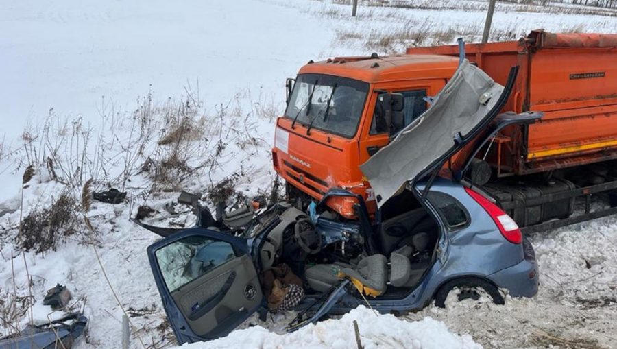 В Брянской области в больнице скончался 40-летний пассажир врезавшегося в грузовик ВАЗа