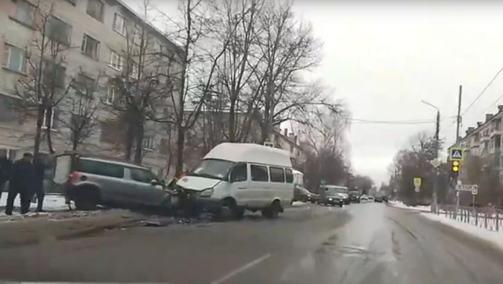 В Брянске на Ново-Советской столкнулись легковой автомобиль и микроавтобус