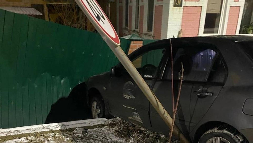 В Брянске молодой водитель въехал в забор частного дома на улице Делегатской