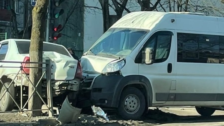 В Брянске в ДТП с маршруткой №99 на улице Луначарского ранены два человека