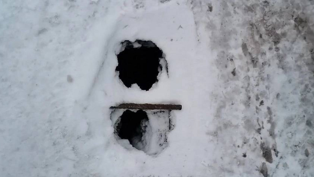 В Брянске в переулке Северном ребенок провалился ногой в опасную яму на тротуаре