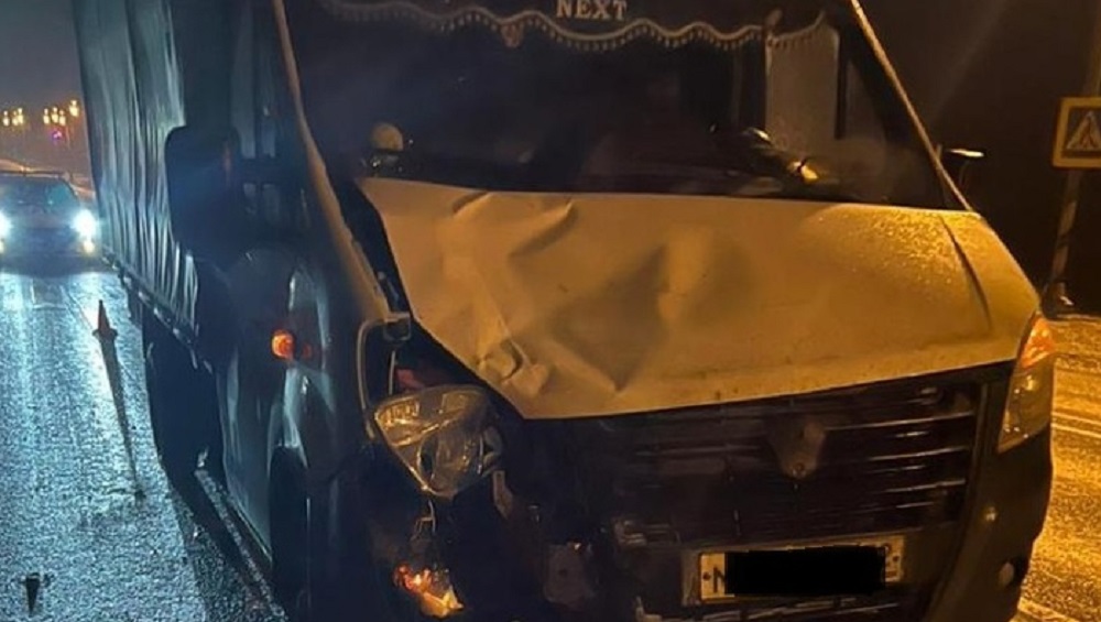 Под Почепом вечером 31 января водитель фургона ГАЗ на «зебре» сломал ногу 22-летнему парню