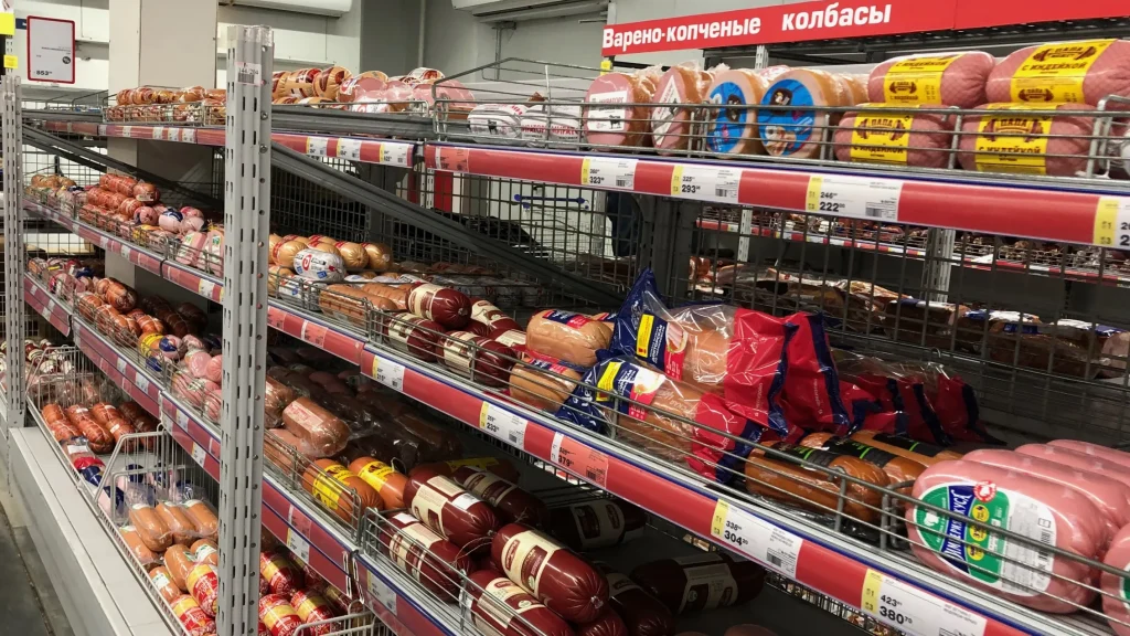 Жителям Брянской области сообщили о дефиците оболочки для выпуска колбас и сосисок