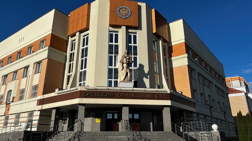 В Брянске суд оставил без изменения 4-летний срок наказания приставу-взяточнику Каратаеву