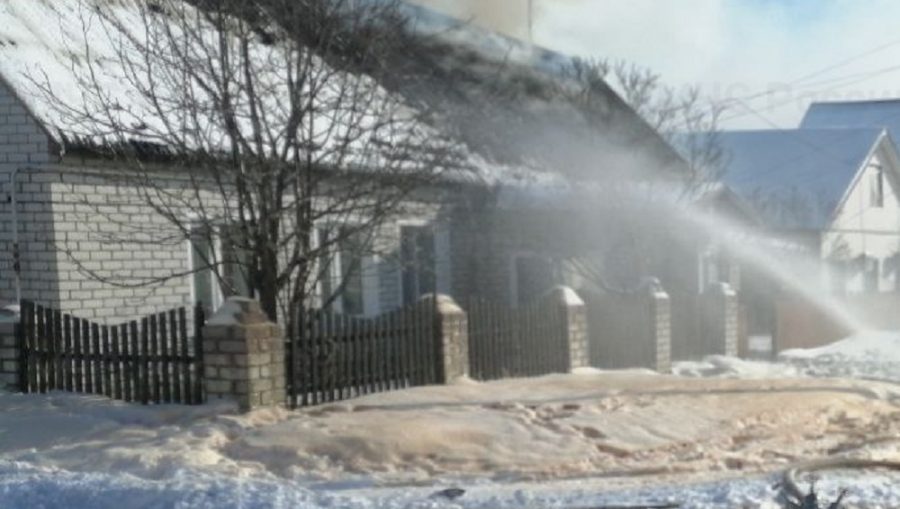 В городе Дятьково Брянской области сотрудники МЧС потушили горевший жилой дом