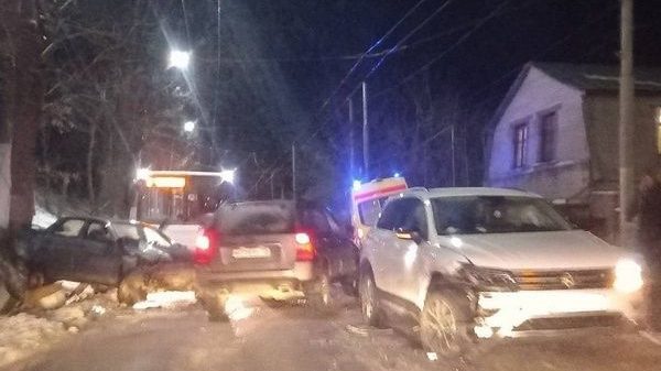 В лобовом столкновении автомобилей на улице Калинина в Брянске никто не пострадал