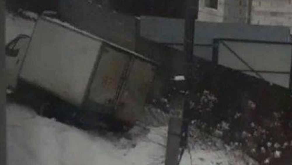 В Фокинском районе Брянска фургон провалился в канаву