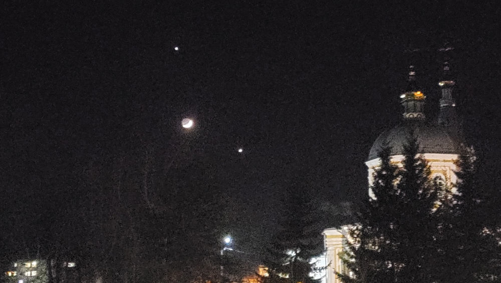 Брянцы оценили ночную красоту уникального соединения Луны, Венеры и Юпитера