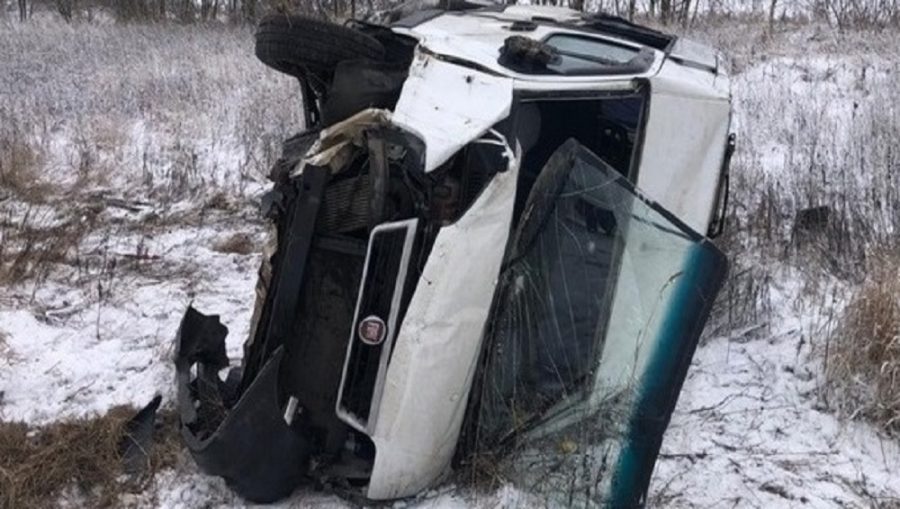 В Жирятинском районе в перевернувшемся на трассе микроавтобусе пострадала 37-летняя женщина