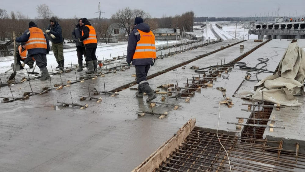В Брянске на строящемся Славянском мосту продолжились работы на восьмом пролете