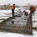 На строящемся Славянском мосту в Брянске начали монтировать освещение
