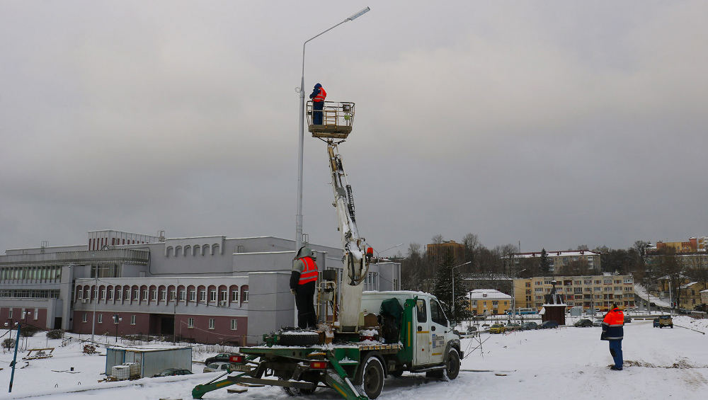 На строящемся Славянском мосту в Брянске возле набережной начали монтировать освещение