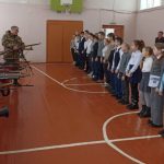В Брянской области детей в сельской школе познакомили с вооружением разных эпох