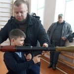 В Брянской области детей в сельской школе познакомили с вооружением разных эпох