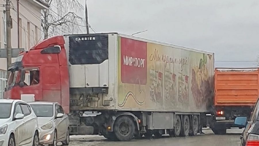 В Брянске утром 27 февраля фура «Мираторга» попала в ДТП с КамАЗом на улице Щукина
